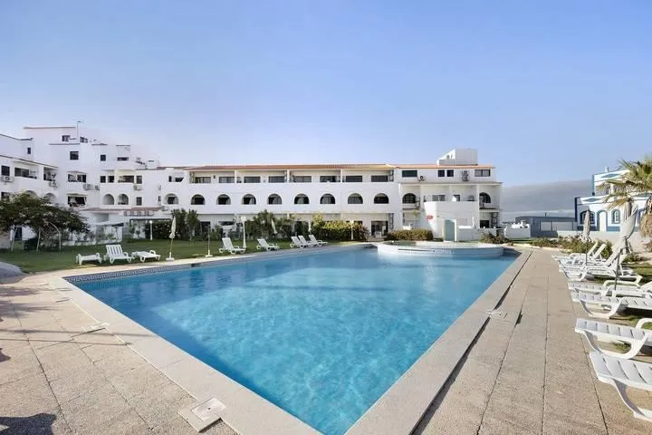 Apartamento T2 em Condomínio Fechado 2º Andar com Elevador com Piscina – Sagres - Image 1