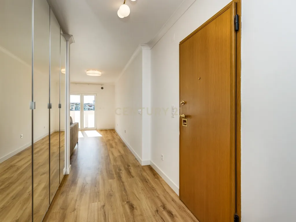T3 RENOVADO COM VARANDAS E PARQUEAMENTO, EM ALMADA - Image 25