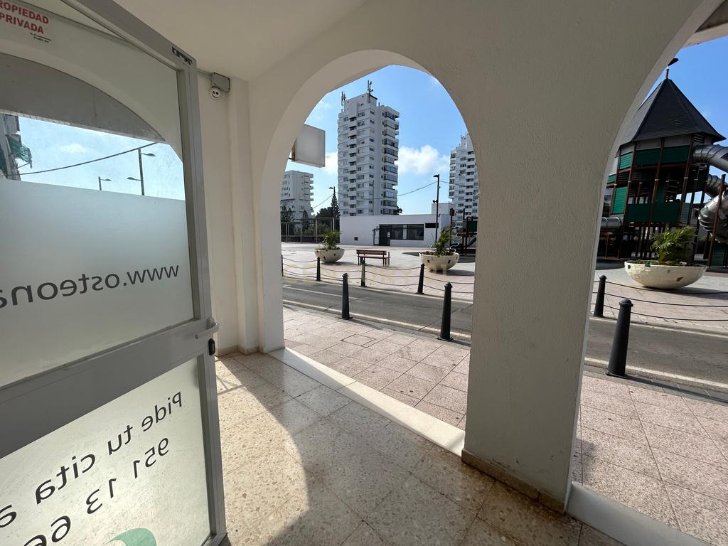 Loja Comercial em Renovação com Terraço e Vista para a Cidade - Image 17