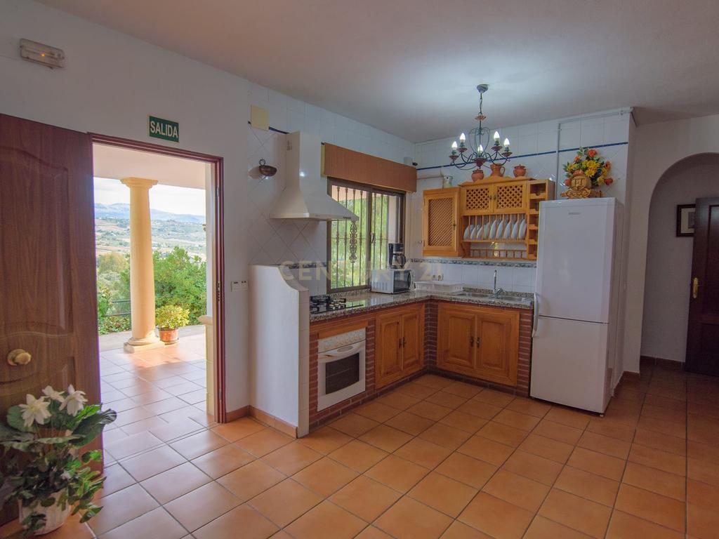Uma propriedade rural rodeada pela natureza com uma casa de dois andares, piscina privada vedada e terraço para banhos de sol, licença turística, um olival produtivo, instalações para animais adaptáveis ​​e acesso pavimentado a apenas 10 minutos de Ronda. - Image 19
