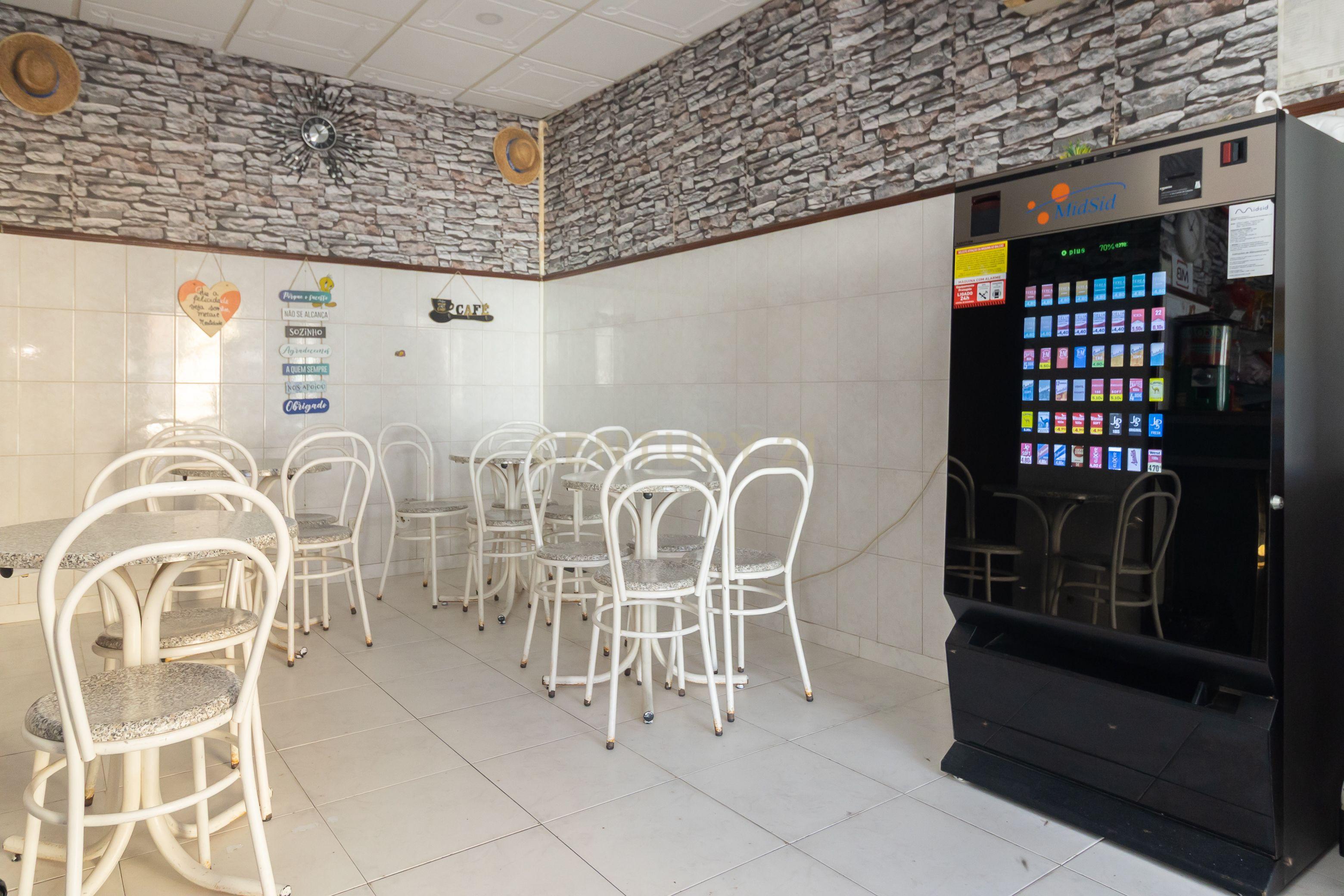Espaço comercial à venda na Rua Henrique Augusto Pereira, nº2 - Image 5