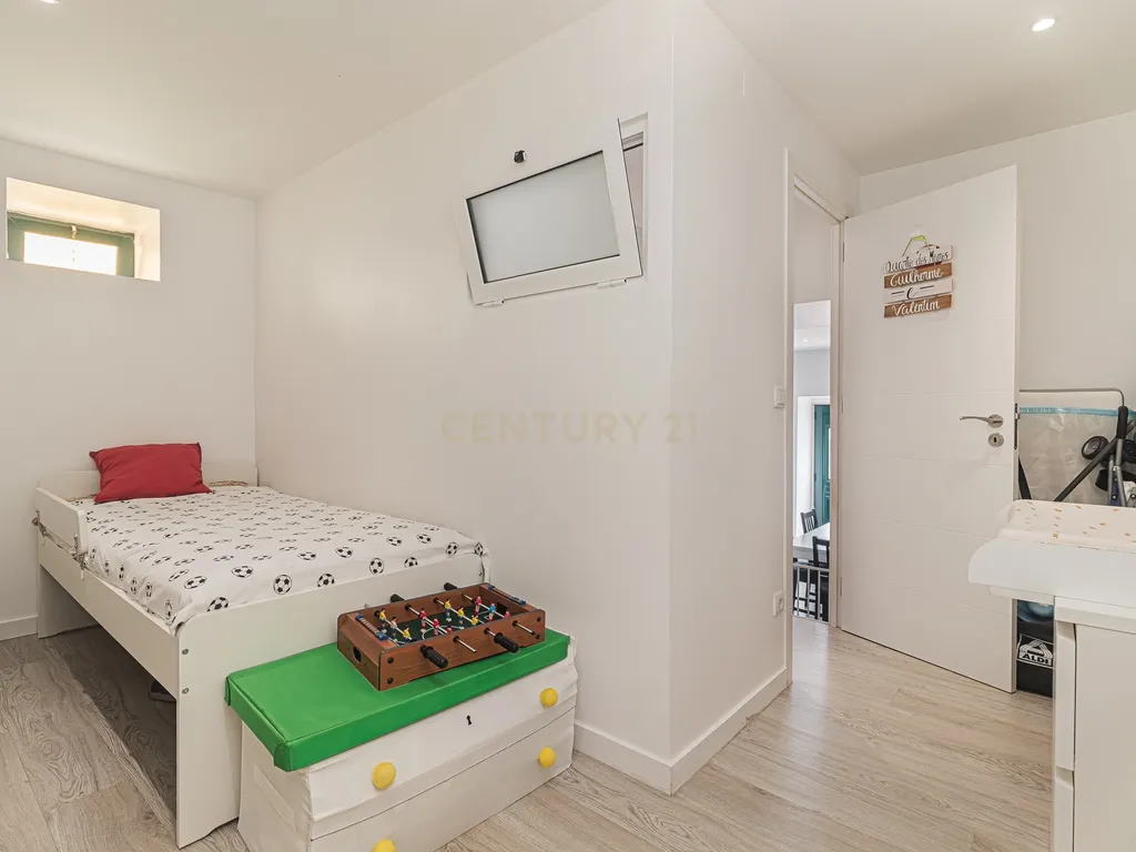 Moradia T2 Renovada em Fanhões – Conforto e Tranquilidade às Portas da Cidade - Image 12