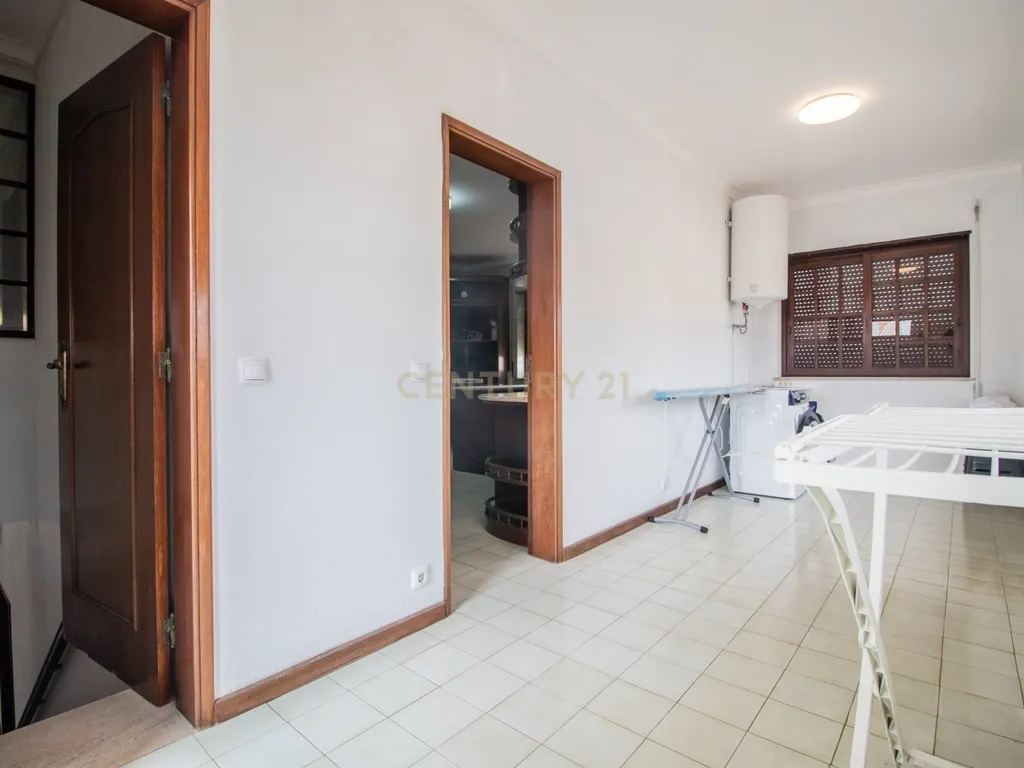 Moradia com vista mar, situada numa aldeia piscatória a 200m da praia - Image 20