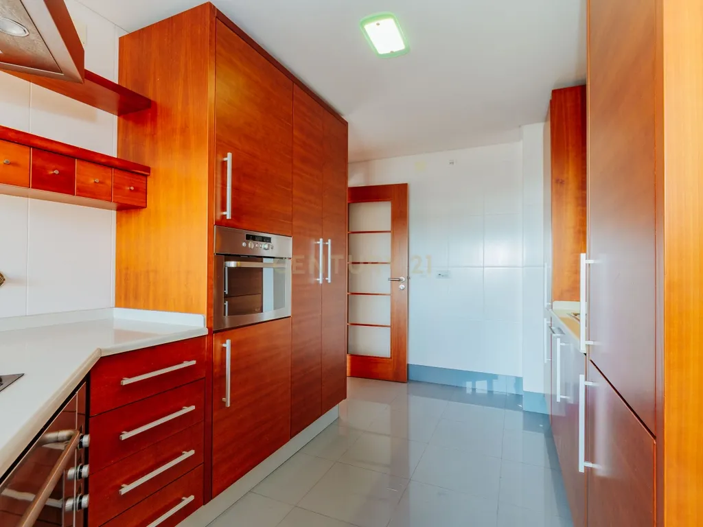 Apartamento T3 com vista da Varanda sobre o Rio Tejo nos Terraços da Ponte Sacavém - Image 5