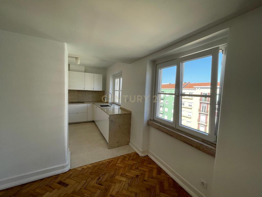 Apartamento T3 renovado para arrendamento na Avenida de Roma com elevador - Image 27
