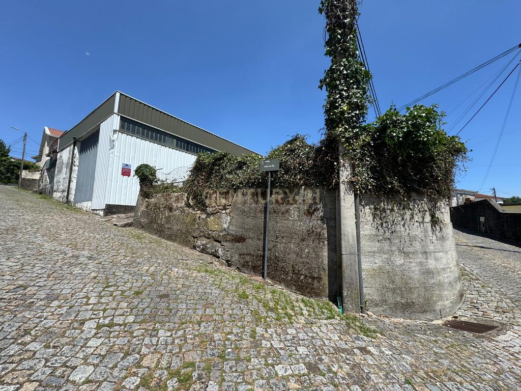 Moradia com 4 quartos, 3 armazéns e muito potencial em Freamunde, Paços de Ferreira - Image 33