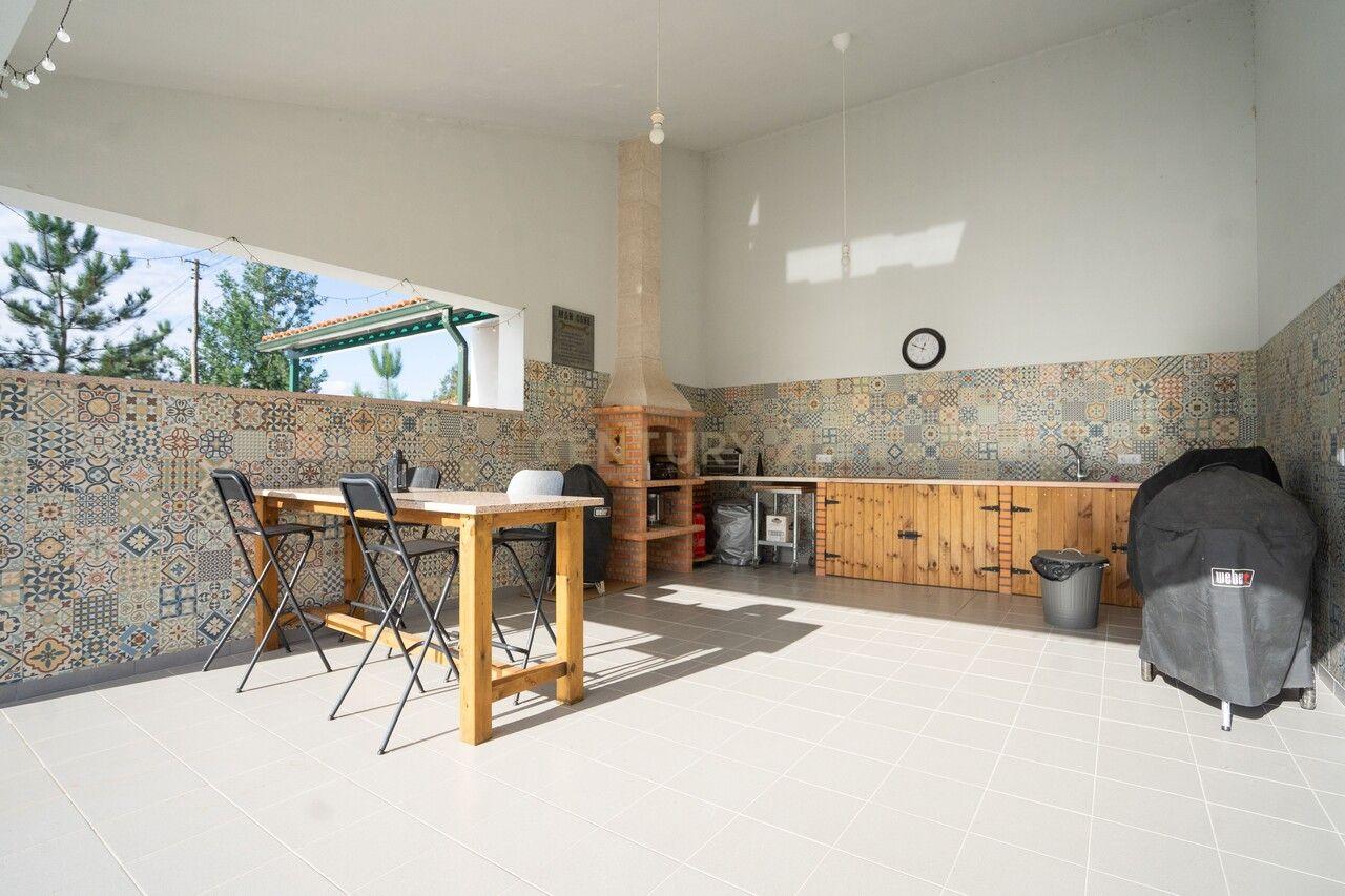 Moradia T4 de qualidade em estado novo com varanda coberta, piscina, terraço, jardim,canil,garagem dupla e vistas boas numa localização sossegada - Image 59