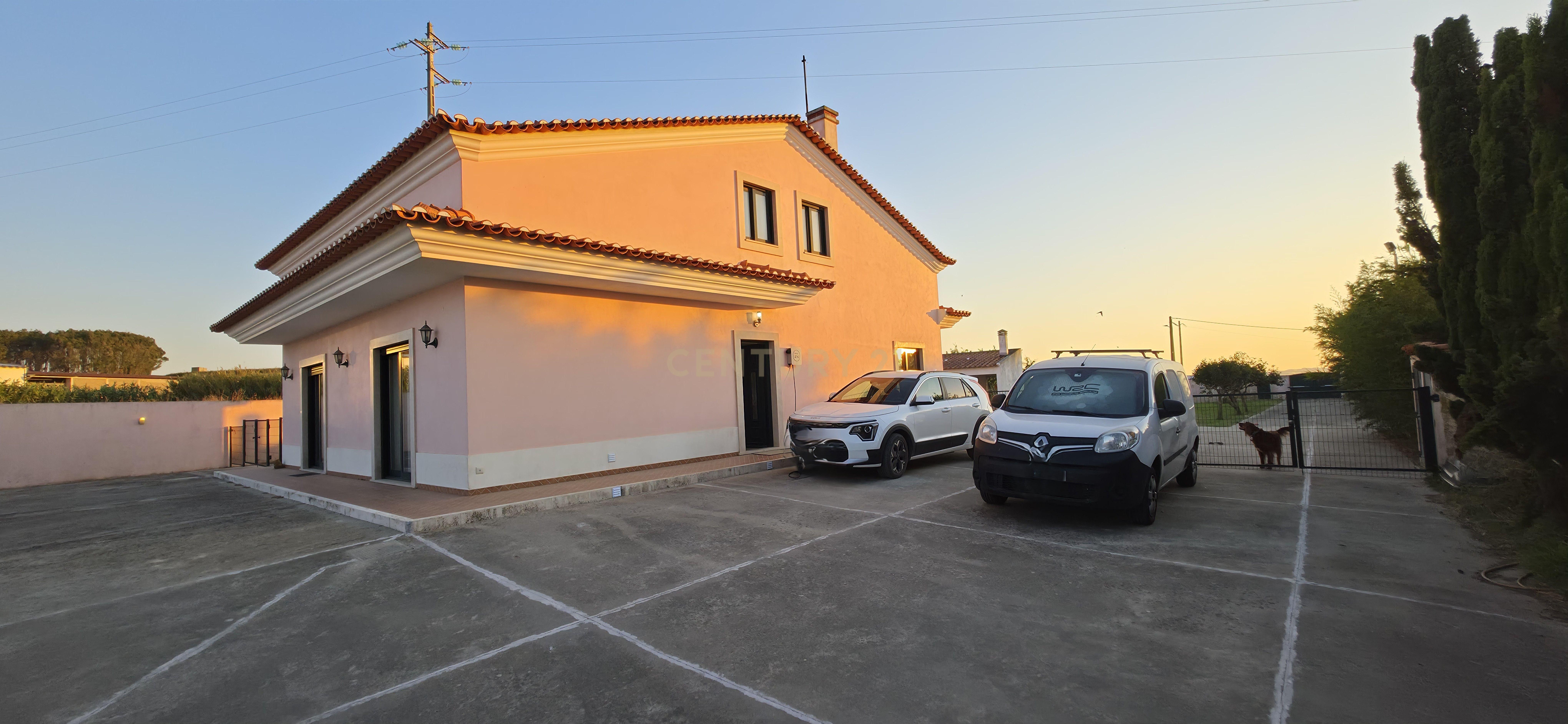 Fotografia 3 de Moradia T2 com aproveitamento de sótão, anexo T0 e excelente localização em Ferrel, Peniche