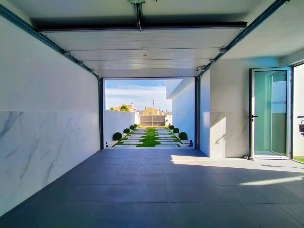 Moradia T4 Moderna com Piscina e Jardim – Touguinha - Image 7