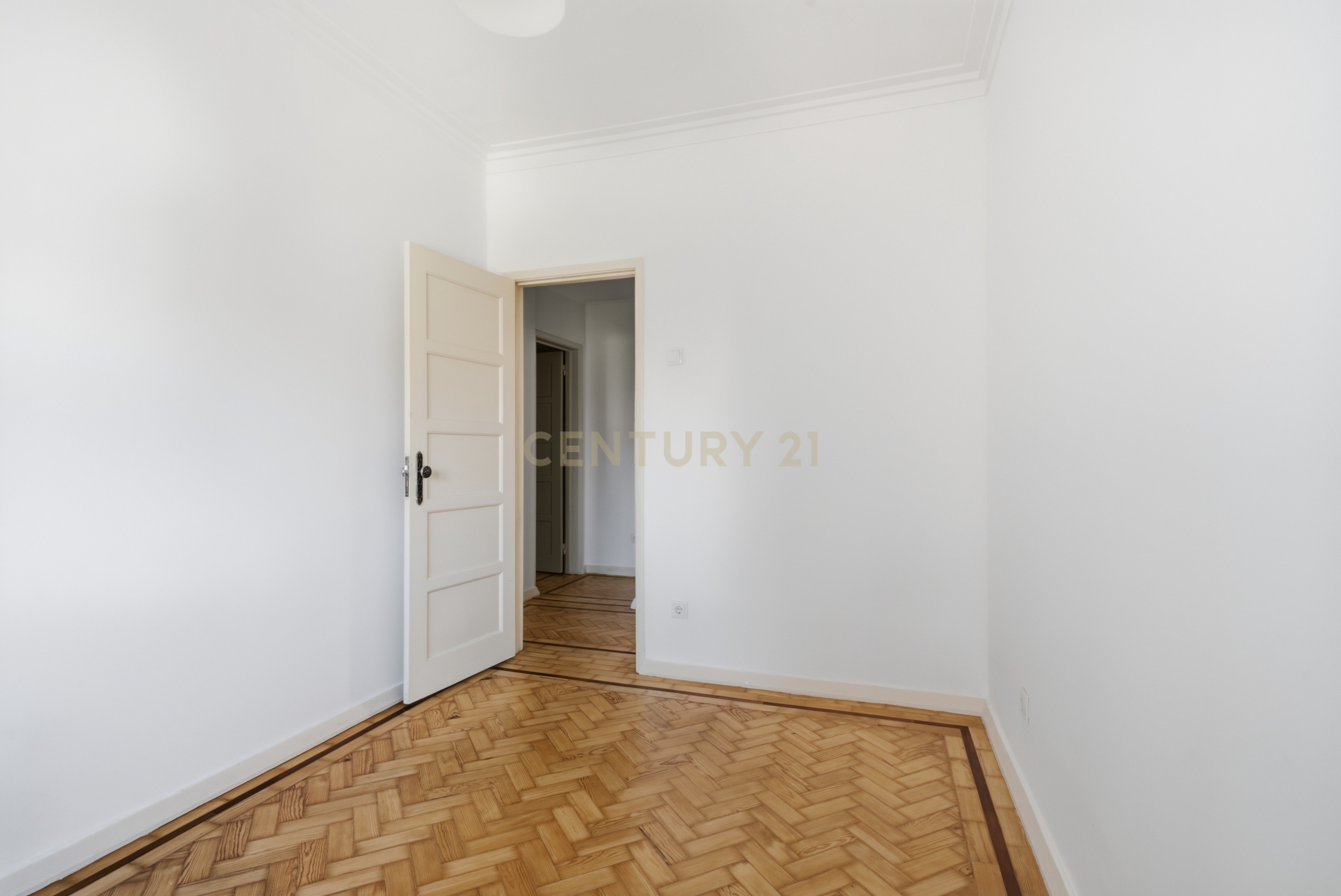 Fotografia 3 de Excelente T3 com Potencial T4 para Arrendamento na Avenida Óscar Monteiro Torres - Lisboa