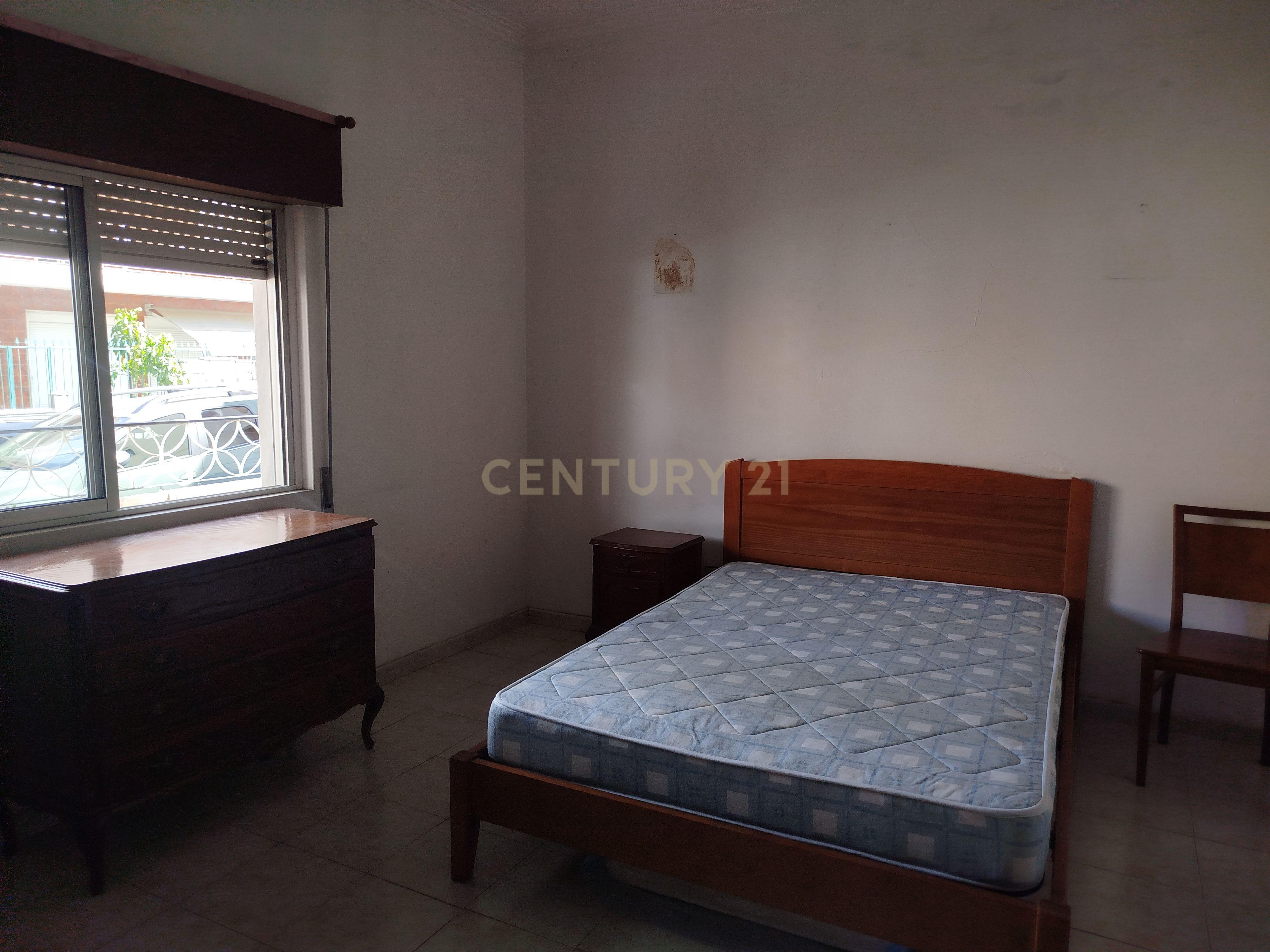 Fotografia 8 de Moradia independente de 2 pisos (2xT3) com garagem | São João da Talha | para remodelar