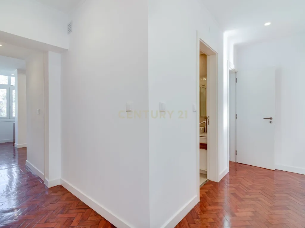 T3 TOTALMENTE RENOVADO COM VARANDA DE 21 m² NO CAMPO PEQUENO – LISBOA - Image 30