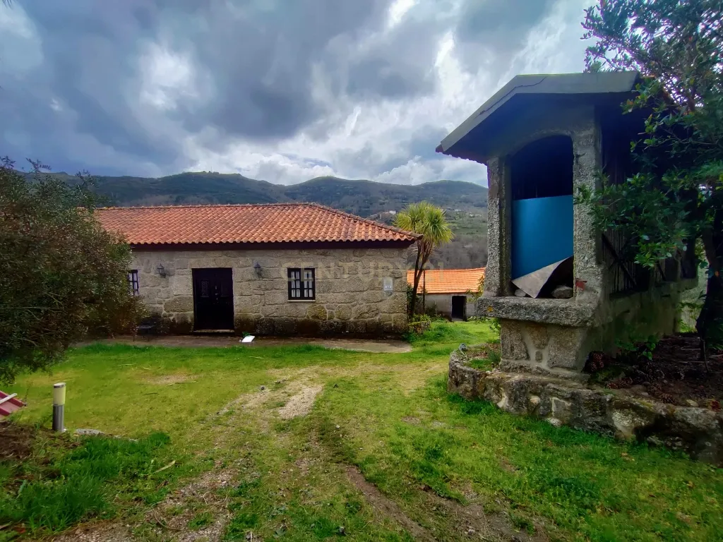 Quinta com ancestral moradia para habitação particular ou turismo de habitação em Felgueiras, Resende, Viseu - Image 1
