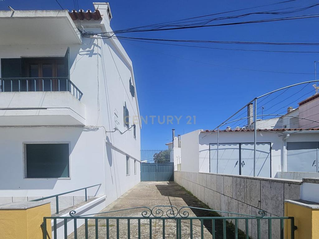 Moradia Bifamiliar T4 com Quintal e Garagem no Bairro das Nogueiras, Évora - Image 13