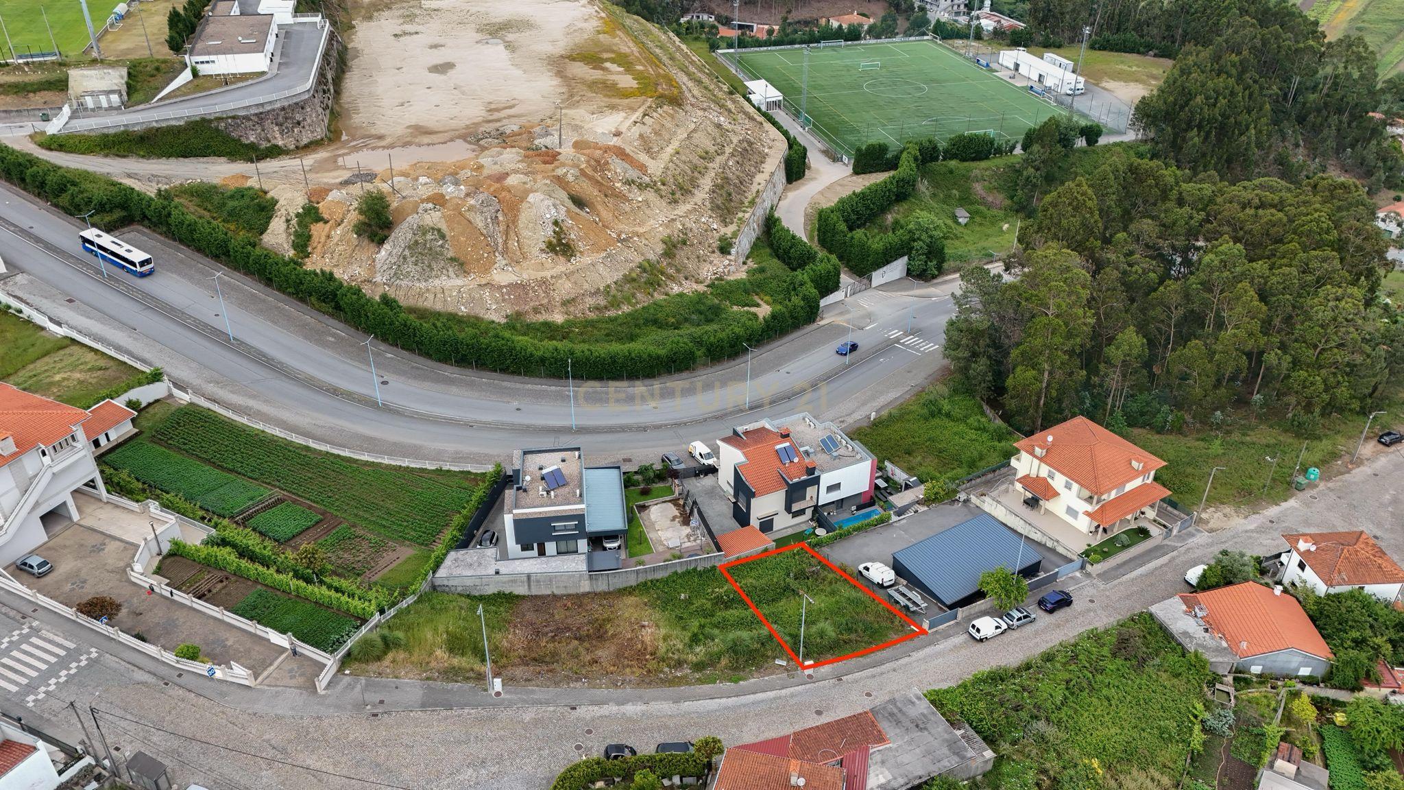 Fotografia 3 de Lote Urbano - Viabilidade de Construção de Moradia V3 de 3 frentes em Lordelo - Paredes - Porto