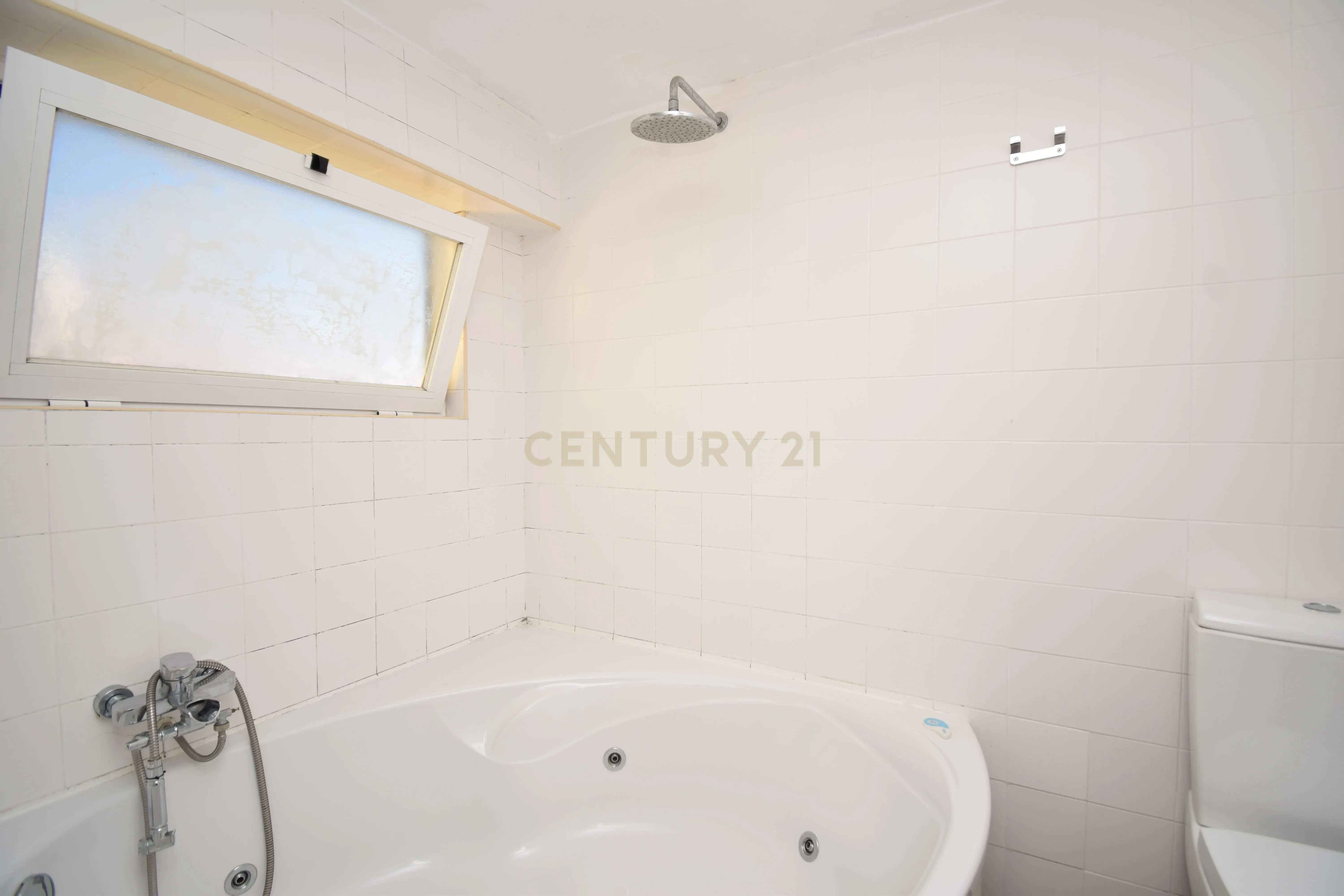 Fotografia 10 de Apartamento com mezzanine e potencial de reconversão na Estrela