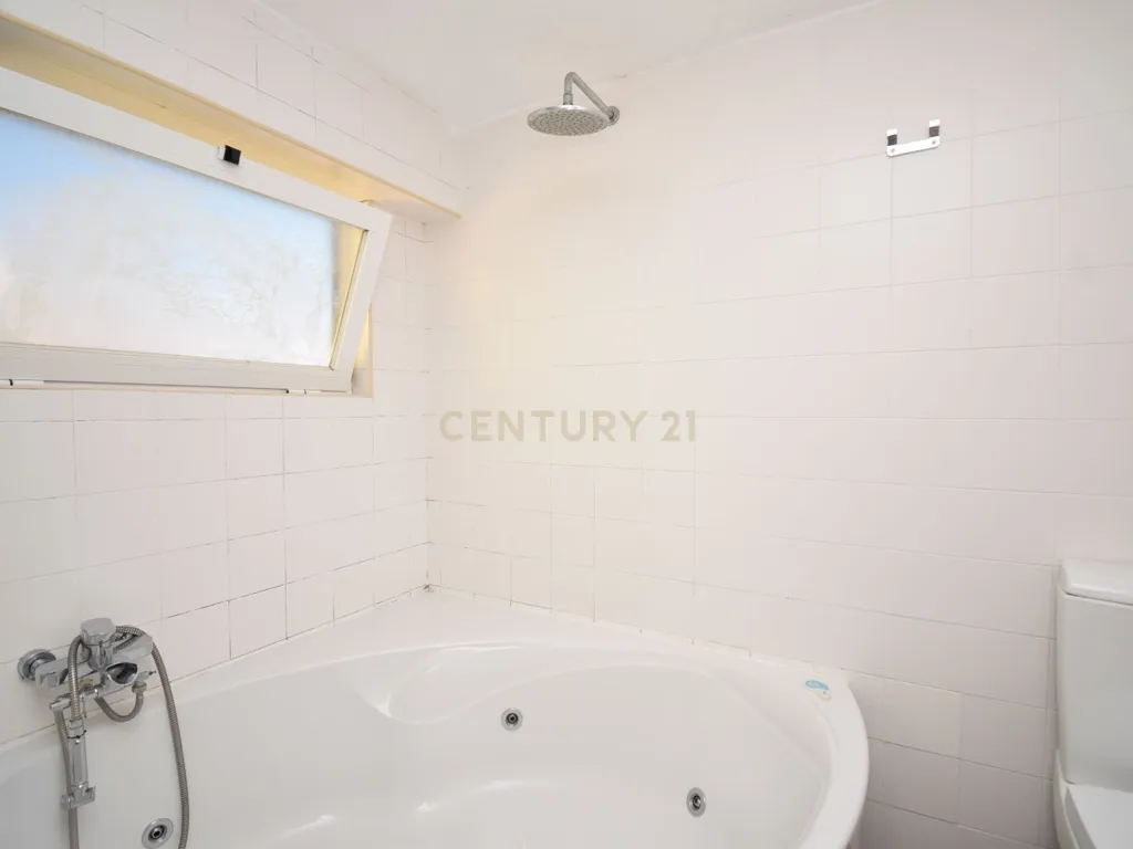 Apartamento com mezzanine e potencial de reconversão na Estrela - Image 10