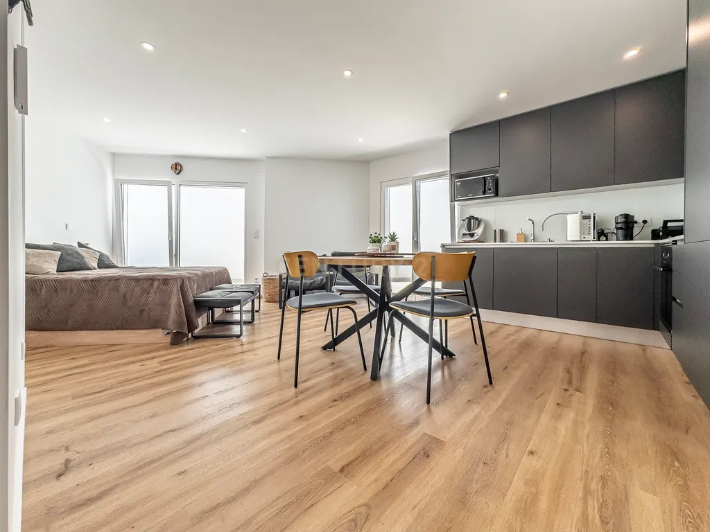 T0 Novo com Magnífico Terraço, Churrasqueira, Garagem e Arrecadação | Aires - Palmela - Image 11