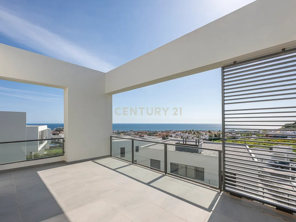 Moradia geminada nova para venda (2024) – Onde o mar, a luz e a tranquilidade se tornam o seu estilo de vida No coração da Costa del Sol, onde o azul do mar se funde com o céu e a brisa marítima o acaricia todas as manhãs, encontrará quatro espetaculares moradias geminadas novas, construídas em 2024, concebidas para aqueles que sonham em viver num ambiente privilegiado. Cada casa foi projetada para cativá-lo desde o primeiro momento. As suas vistas deslumbrantes para o mar acompanham cada momento do dia, enchendo os espaços de luz, serenidade e beleza natural. Aqui, cada nascer do sol torna-se um espetáculo e cada pôr do sol um momento para recordar. As casas têm três quartos espaçosos e três casas de banho, com espaços luminosos e cuidadosamente projetados para oferecer conforto, privacidade e bem-estar. Tudo é novo, com um estilo moderno que combina elegância, funcionalidade e harmonia com o ambiente mediterrâneo. Para aqueles que procuram algo ainda mais exclusivo, existe a opção de combinar duas propriedades, criando uma casa verdadeiramente única com até 6 quartos, ideal para famílias numerosas, receber convidados ou para aqueles que desejam espaço sem sacrificar o conforto. Venda de casa geminada nova construída em (2024) – Onde o mar, a luz e a tranquilidade se tornam o seu estilo de vida - Image 41