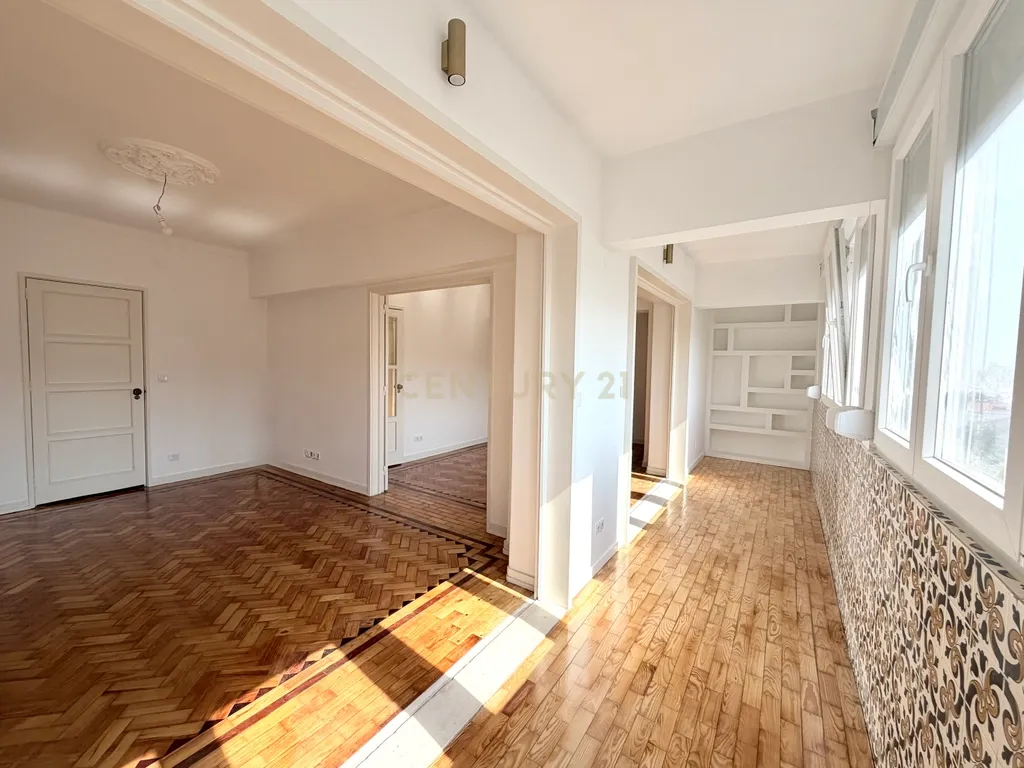 T3+1 Totalmente Remodelado para Arrendamento em Alvalade - Image 1