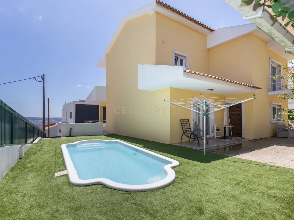 Moradia V4 com piscina em Famões, Odivelas - Image 3