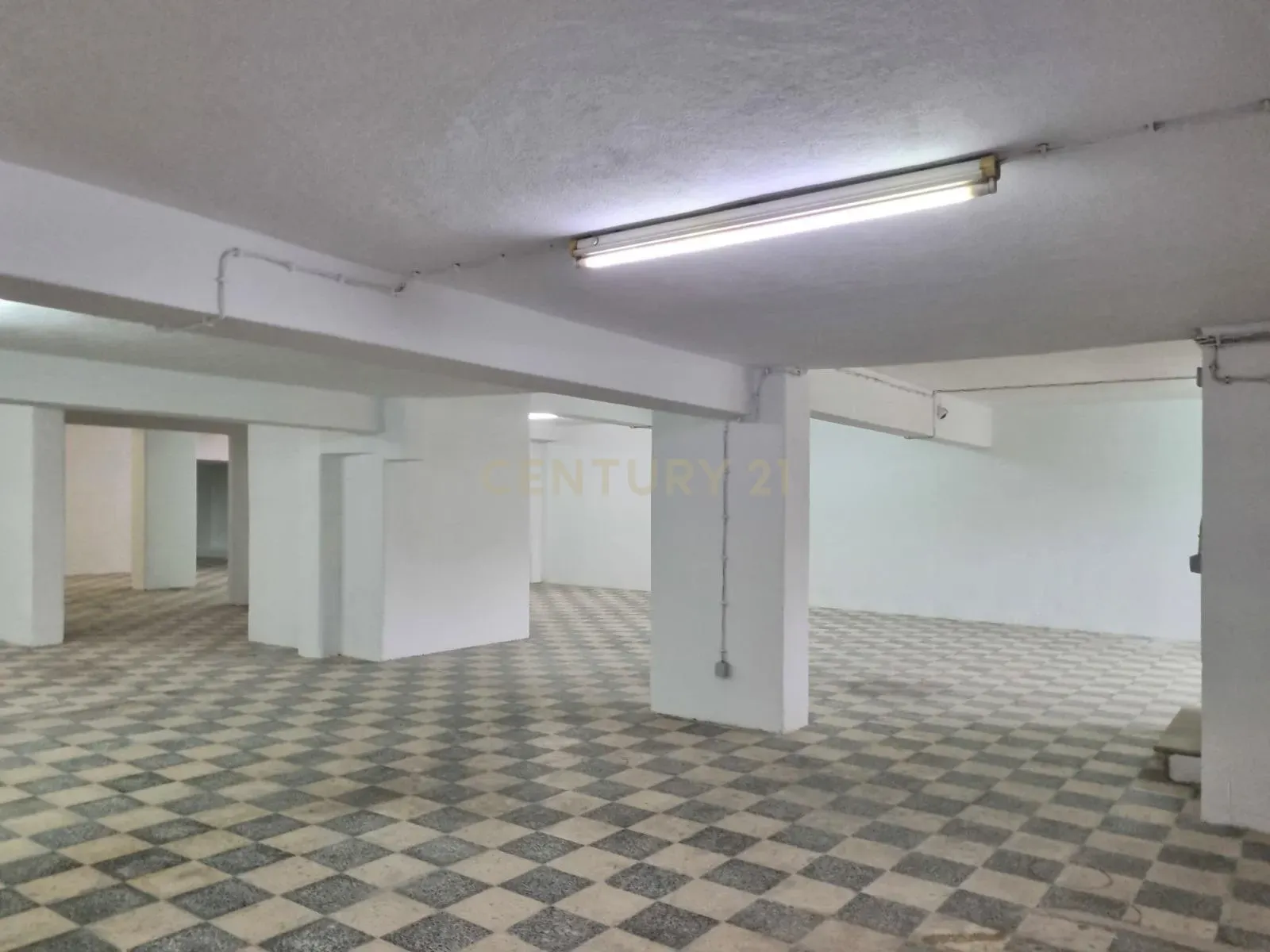 Fotografia 2 de Armazém Gigante de 347 m² no Laranjeiro – Espaço Raro e Cheio de Potencial!