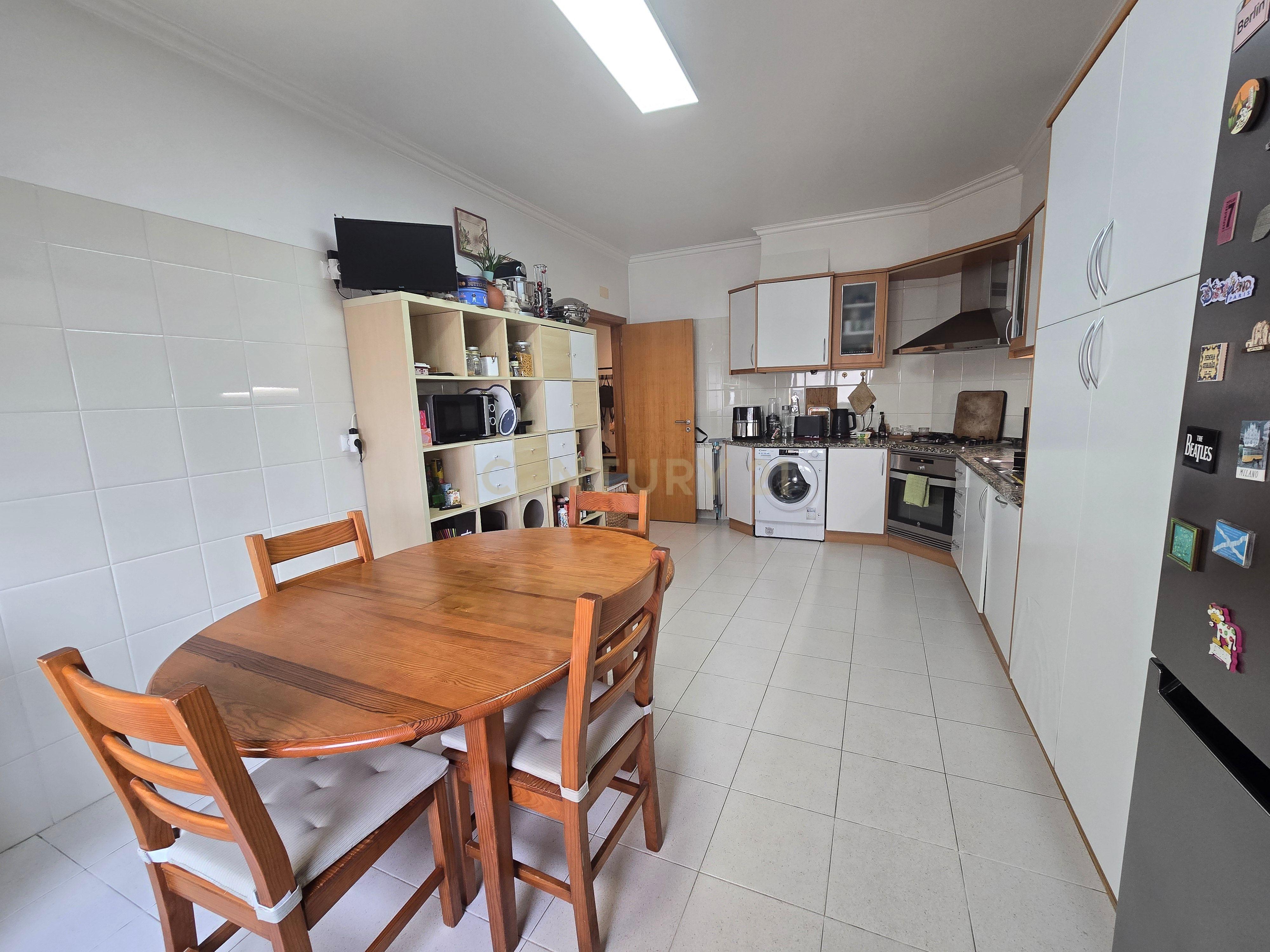 Fotografia 9 de Apartamento T3 com Excelentes Áreas e Garagem na Urbanização Moinho do Guizo – Mina de Água, Amadora