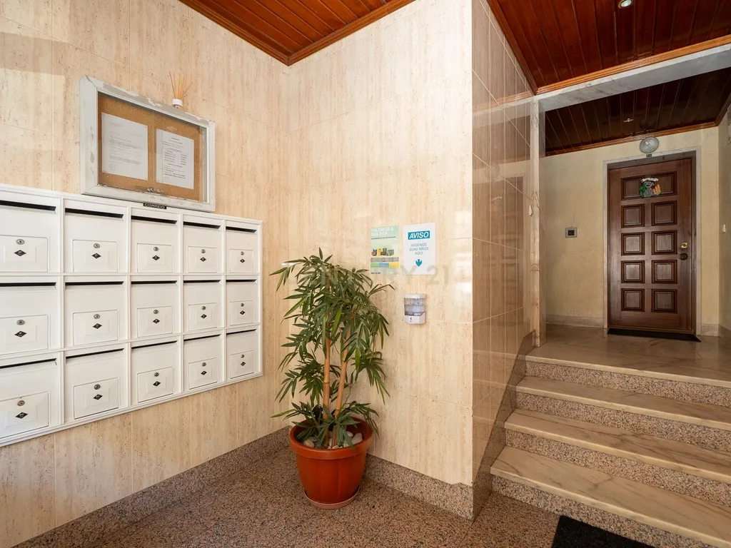 ** ESPECTACULAR APARTAMENTO T2 REMODELADO, NA URBANIZAÇÃO DA ANTA ** - Image 4
