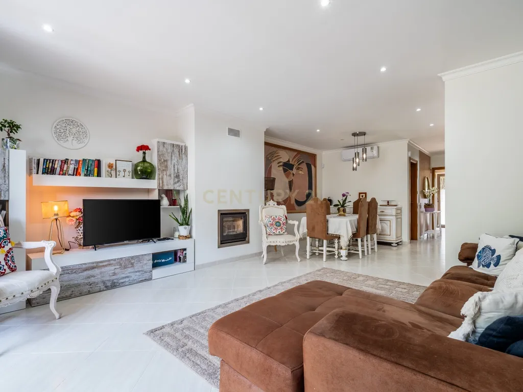 Moradia T2+1 geminada | Piscina - Garagem | Localização: Ferreiras, Centro - Image 10