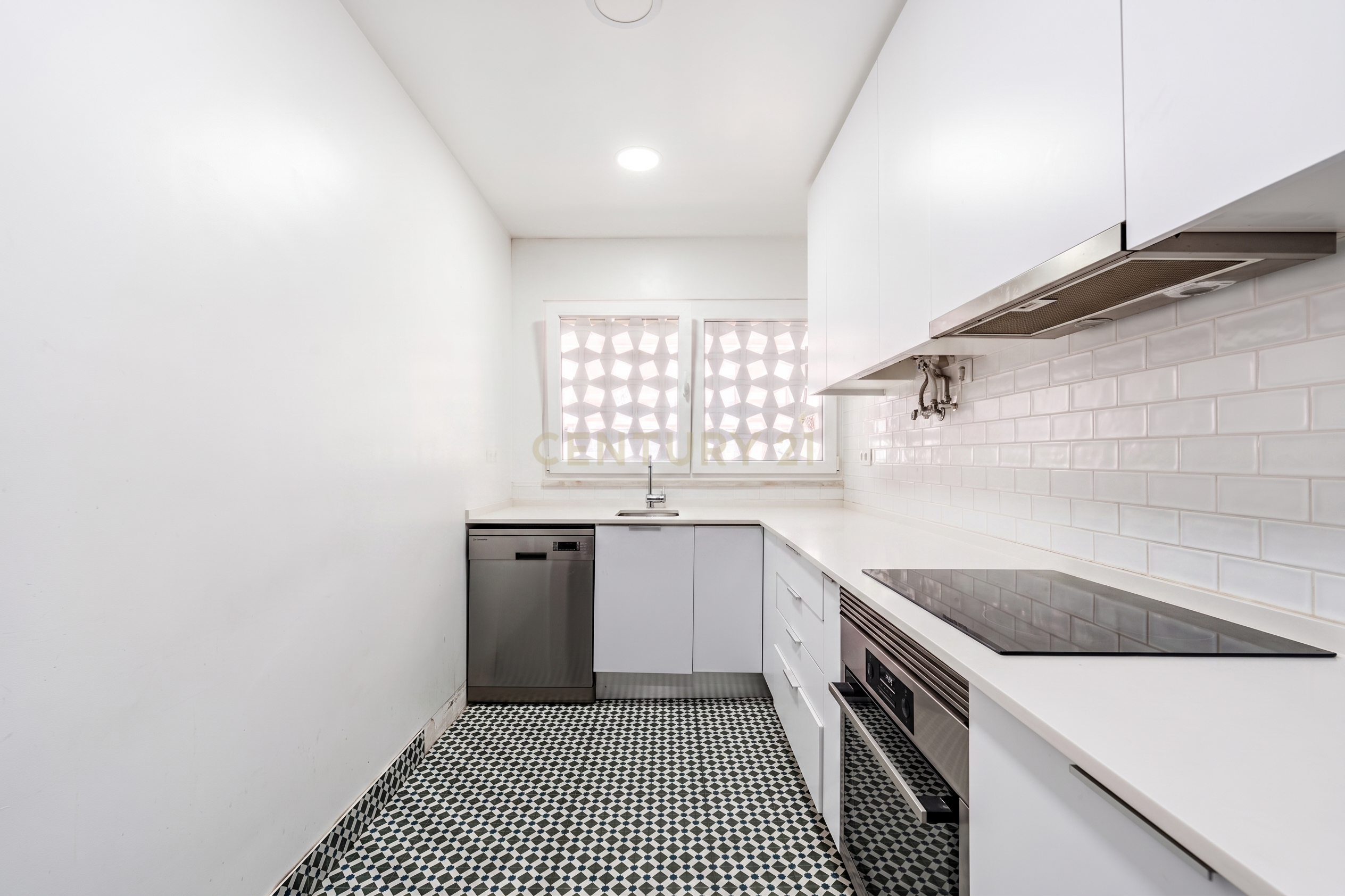Fotografia 5 de Apartamento T2+1 Remodelado, com Varanda, em Laveiras - Caxias