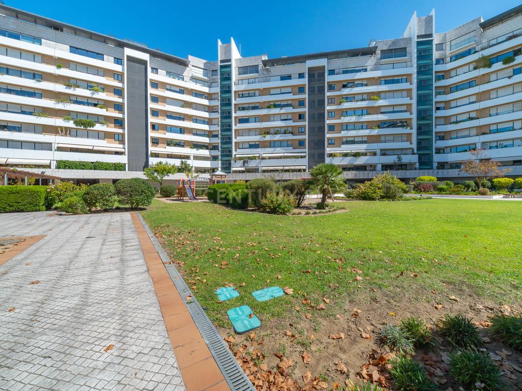 Apartamento T2 de Luxo Mobilado para arrendamento no Condomínio Pateo Central - Image 3