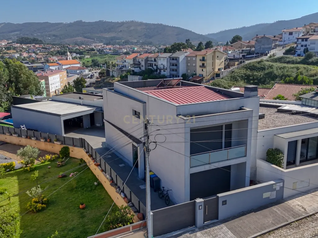 Moradia V3 com Piscina, Garagem para 4 Carros e Excelentes Áreas – Conforto e Tranquilidade a 5 Minutos da Autoestrada - Image 2
