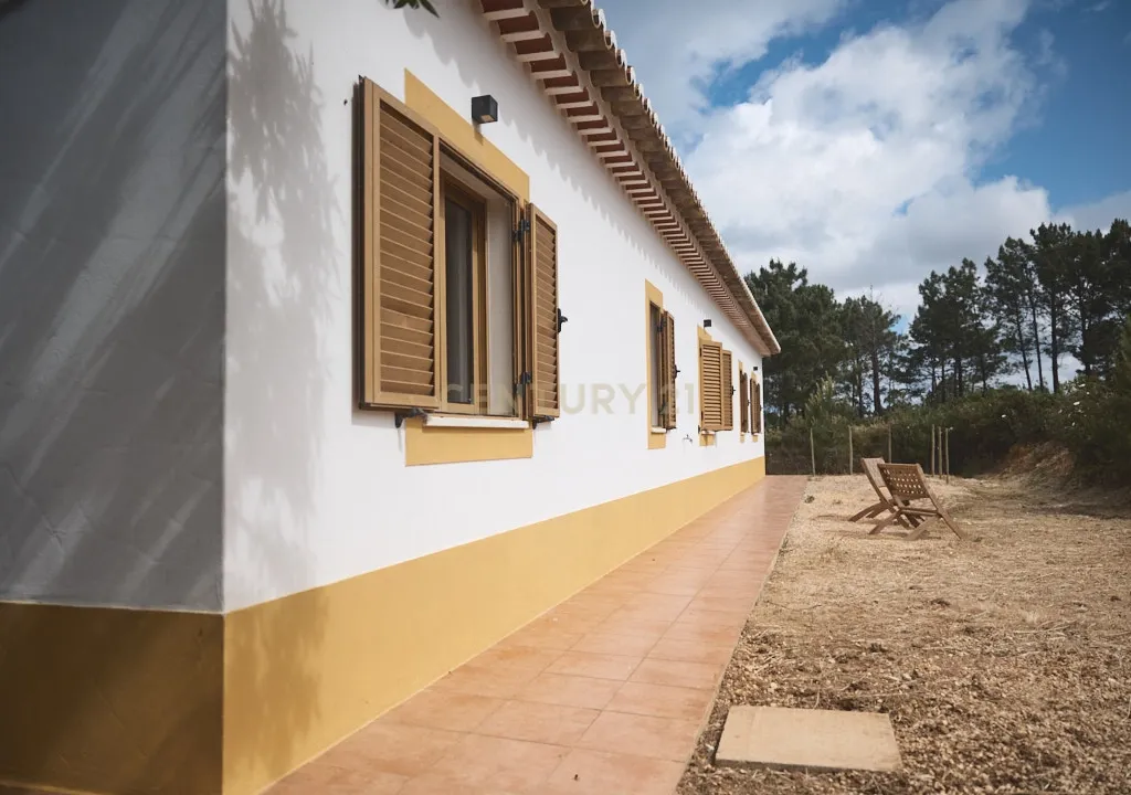 Acorde com vistas deslumbrantes sobre o oceano no seu rancho exclusivo de 8,4 hectares no Algarve, em Aljezur! Inclui uma casa principal ecoeficiente com certificação energética A, perto de praias de surf lendárias. Este é o seu refúgio costeiro definitivo — agarre esta oportunidade rara e agende hoje mesmo a sua visita! - Image 5