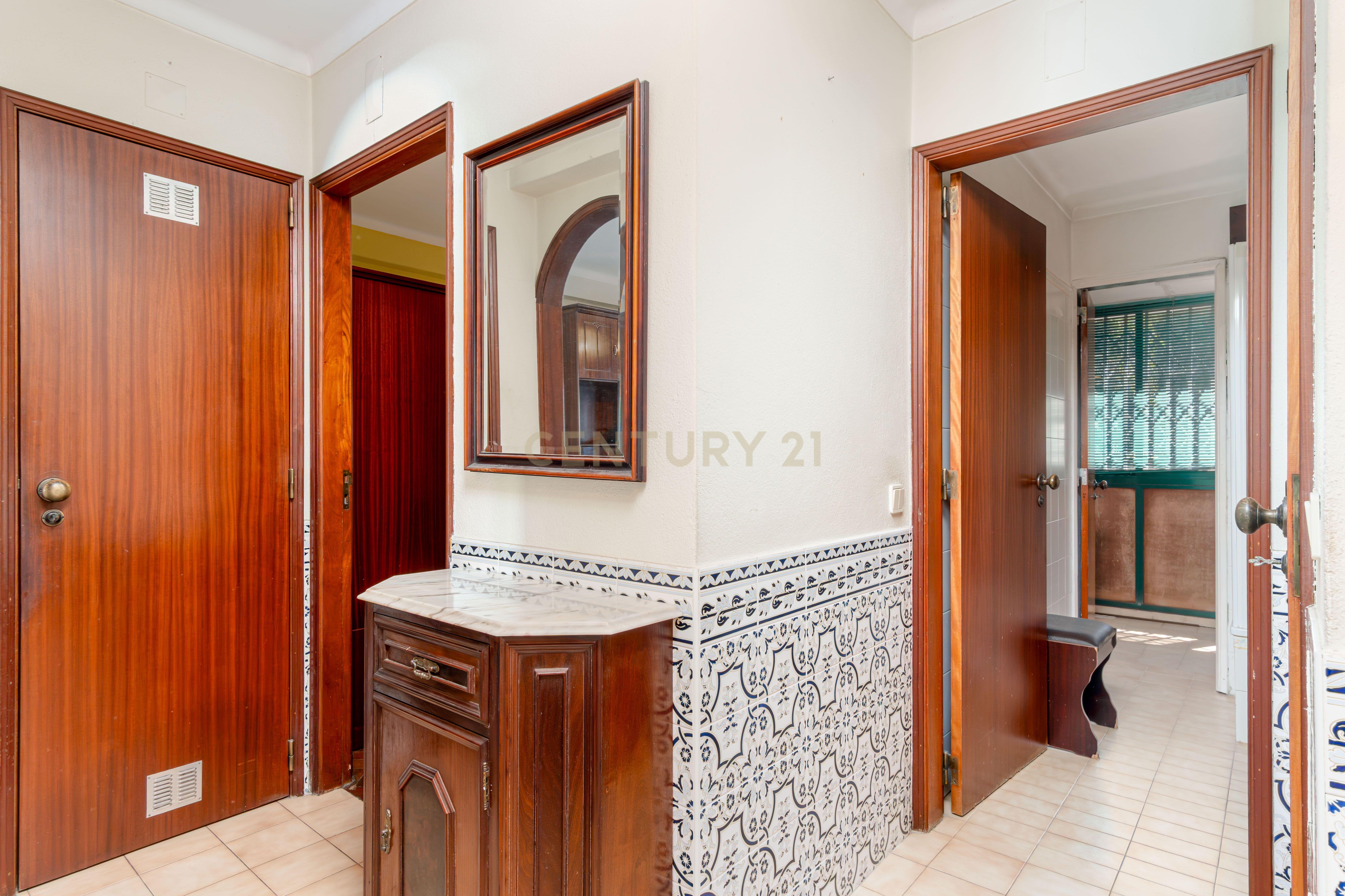 Fotografia 7 de T2 em Caselas – Oportunidade para Criar a Casa dos Seus Sonhos