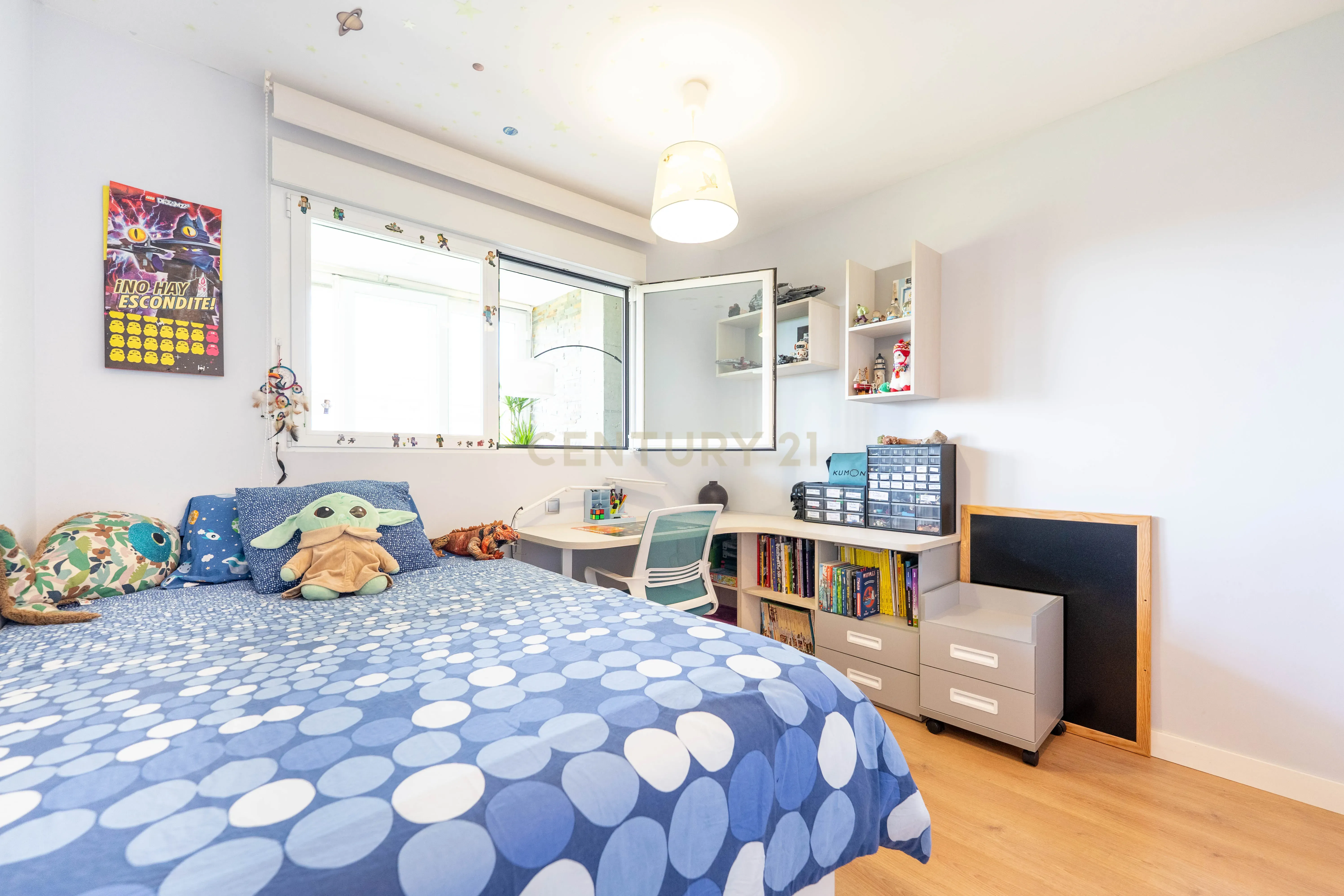 Vive numa urbanização com jardim e piscina. - Image 18