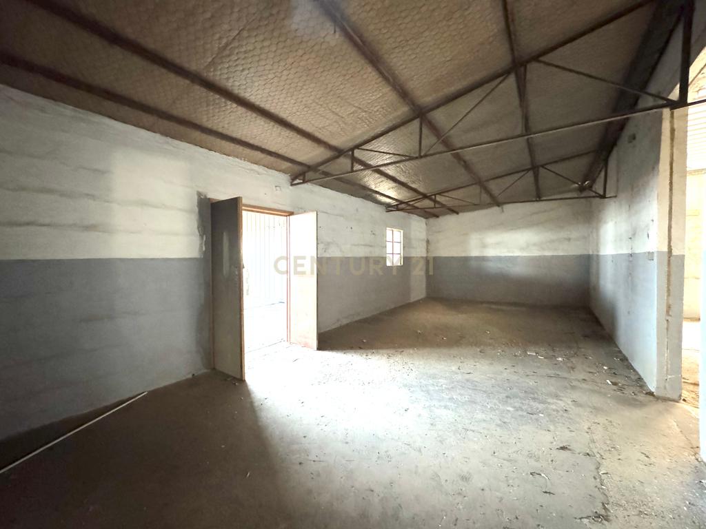 Moradia com 4 quartos, 3 armazéns e muito potencial em Freamunde, Paços de Ferreira - Image 23