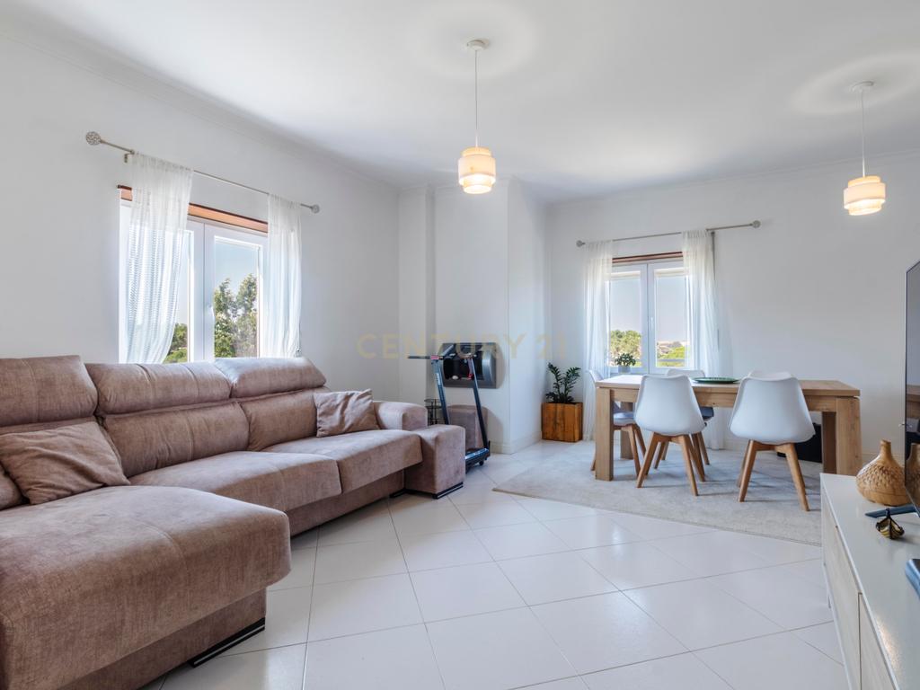 Espaçoso T3 na Sobreda com 2 Casas de Banho e Varandas - Image 1