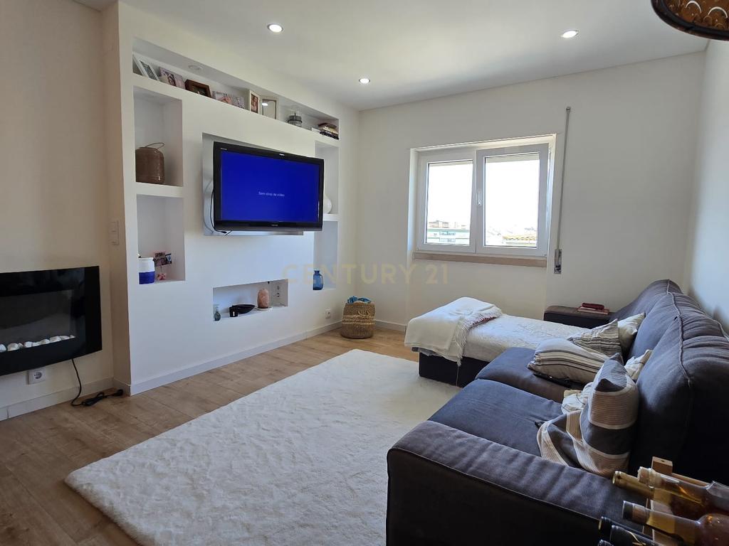 Apartamento T3 Totalmente Remodelado com Varanda e Arrecadação – Vistas Desafogadas - Image 8