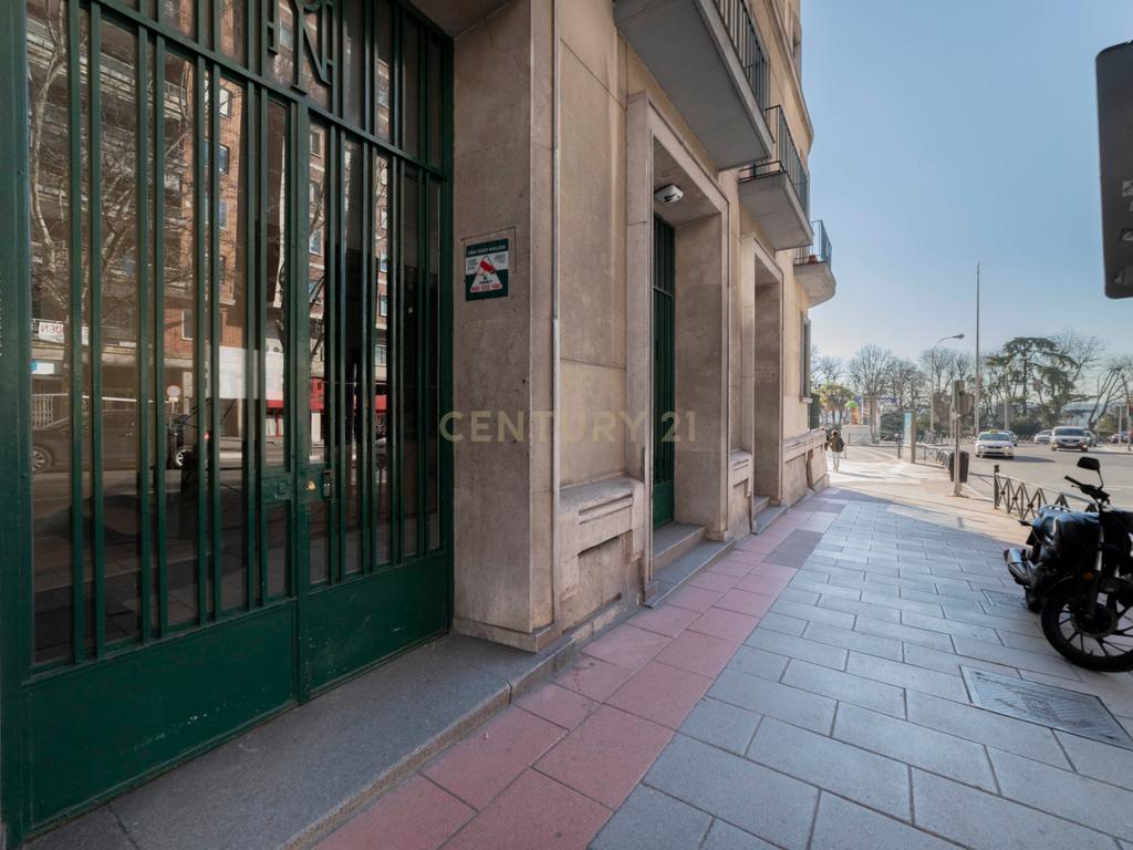 Luxuoso Apartamento T5 com Vista Panorâmica em Madrid - Image 31