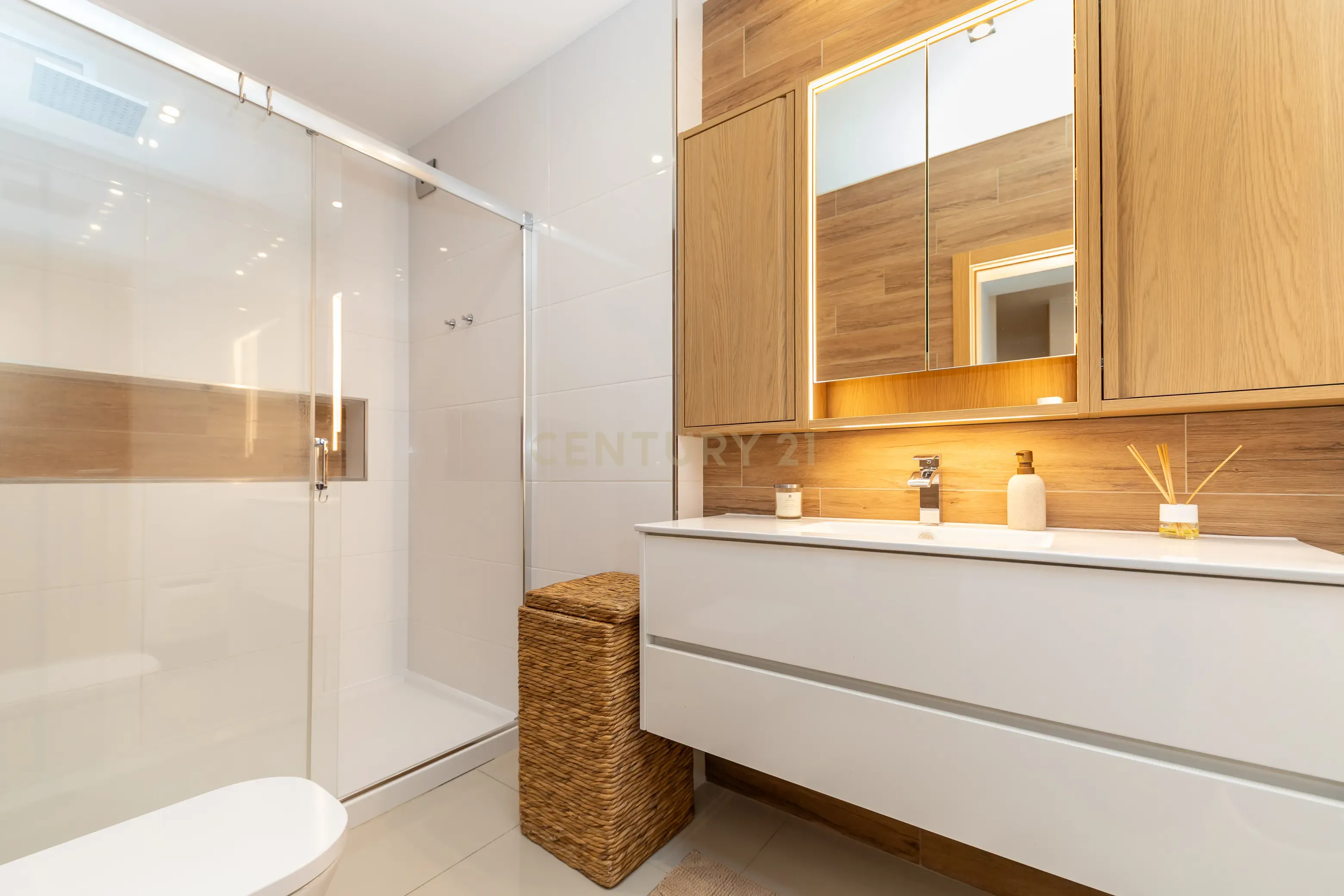 Apartamento T4 convertido em T3 - Totalmente Renovado com Materiais Premium no Centro de Setúbal - Image 20