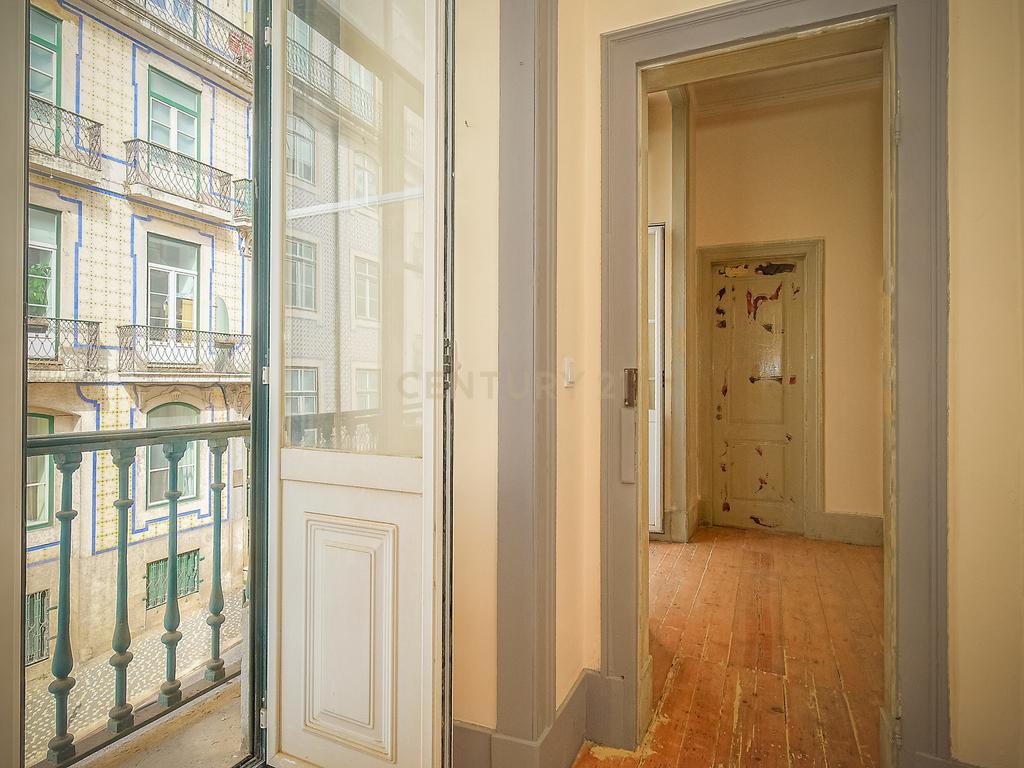 Escritório com 4 Divisões em prédio pombalino na Rua da Madalena N.90, em plena Baixa de Lisboa. Para Arrendamento. - Image 9