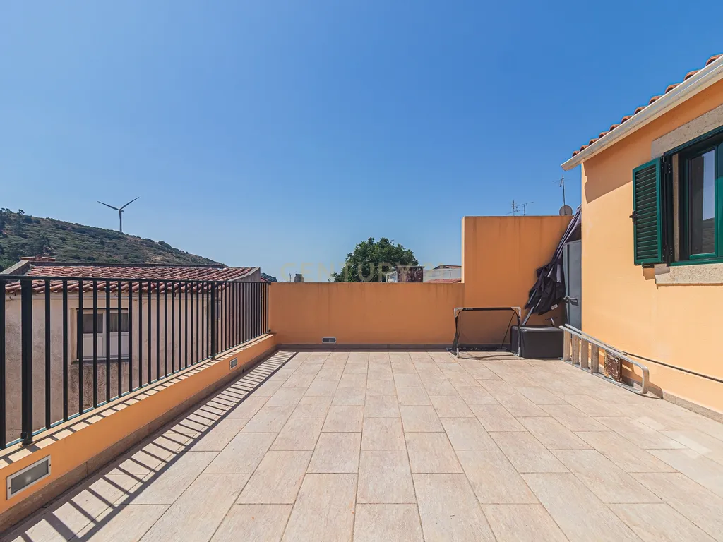Moradia T2 Renovada em Fanhões – Conforto e Tranquilidade às Portas da Cidade - Image 30