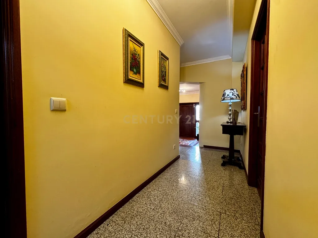 Moradia T4 de quatro frentes com piscina e vista mar | Mindelo - Image 14