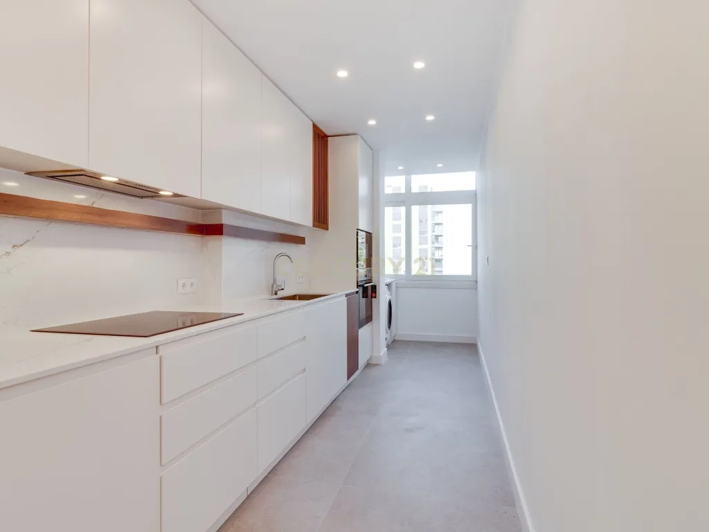 T3 TOTALMENTE RENOVADO COM VARANDA DE 21 m² NO CAMPO PEQUENO – LISBOA - Image 10