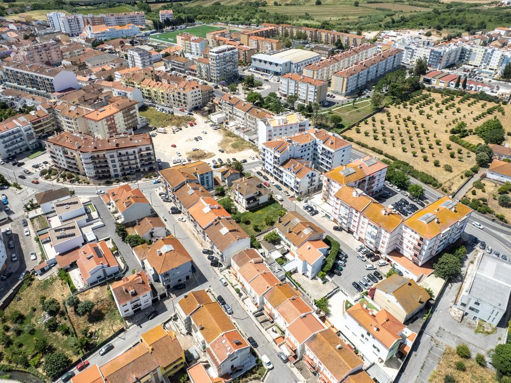 Excelente Moradia T7 no Carregado Inserida num generoso lote de 1.060m². - Image 18