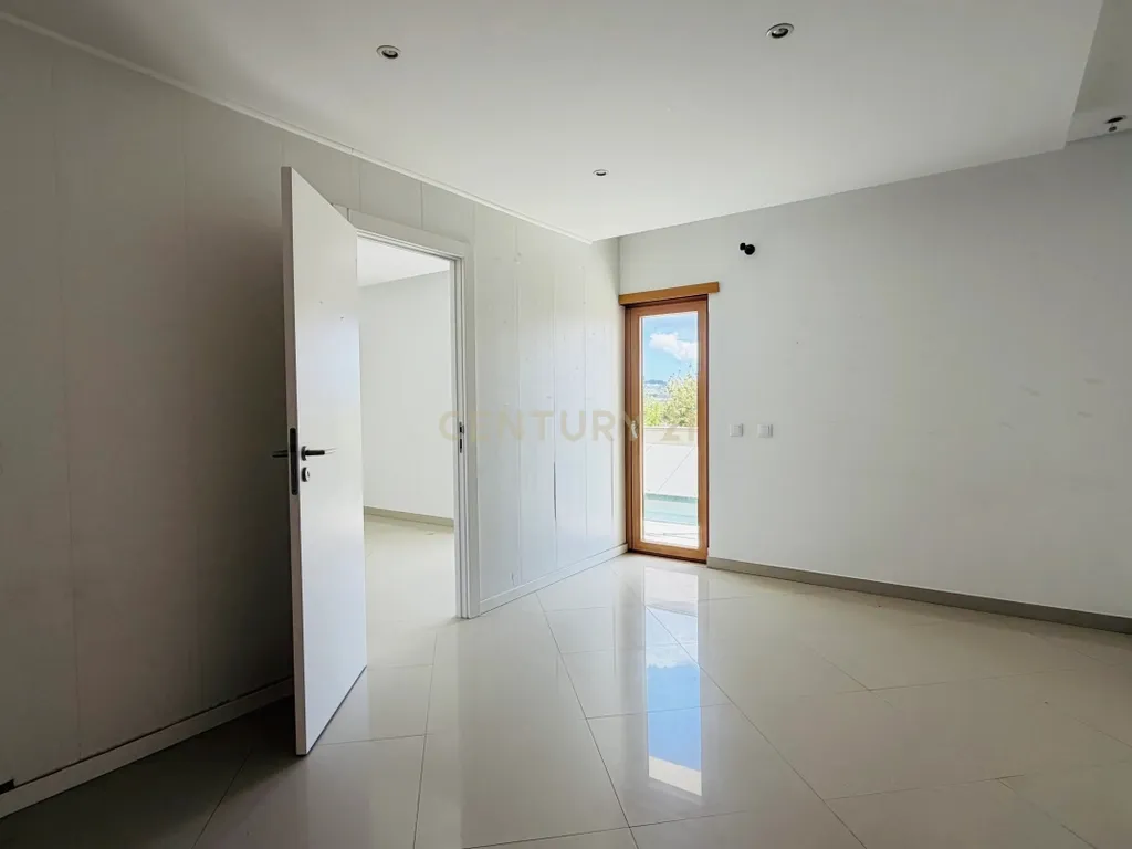 Magnífico Apartamento T4 com Duas Varandas e Arrecadação na Cascalheira, Pinhal Novo - Image 29
