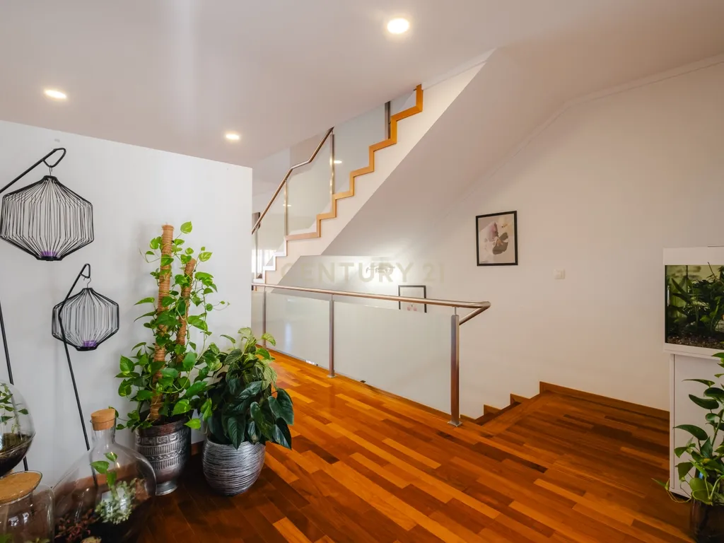 Moradia T4 com 255 m², Suíte Generosa, Jardim e Garagem para 3+ Viaturas | Astromil, Paredes - Image 4