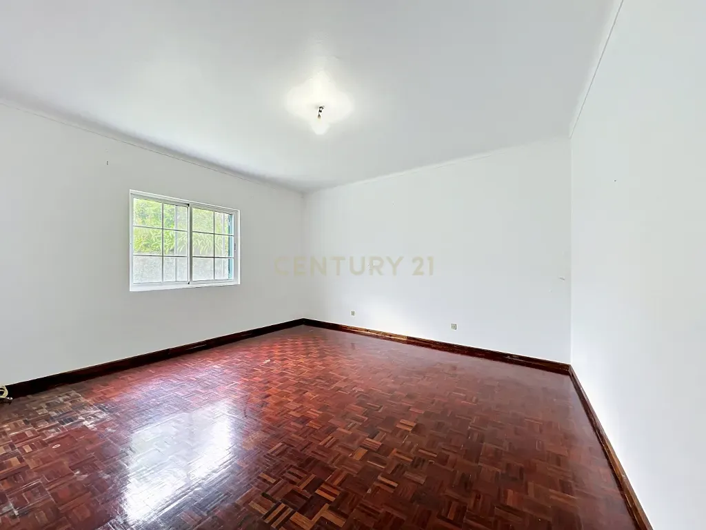 Fotografia 8 de Moradia T2 com Duas Entradas Distintas e Potencial para Segundo Apartamento | Cabouco