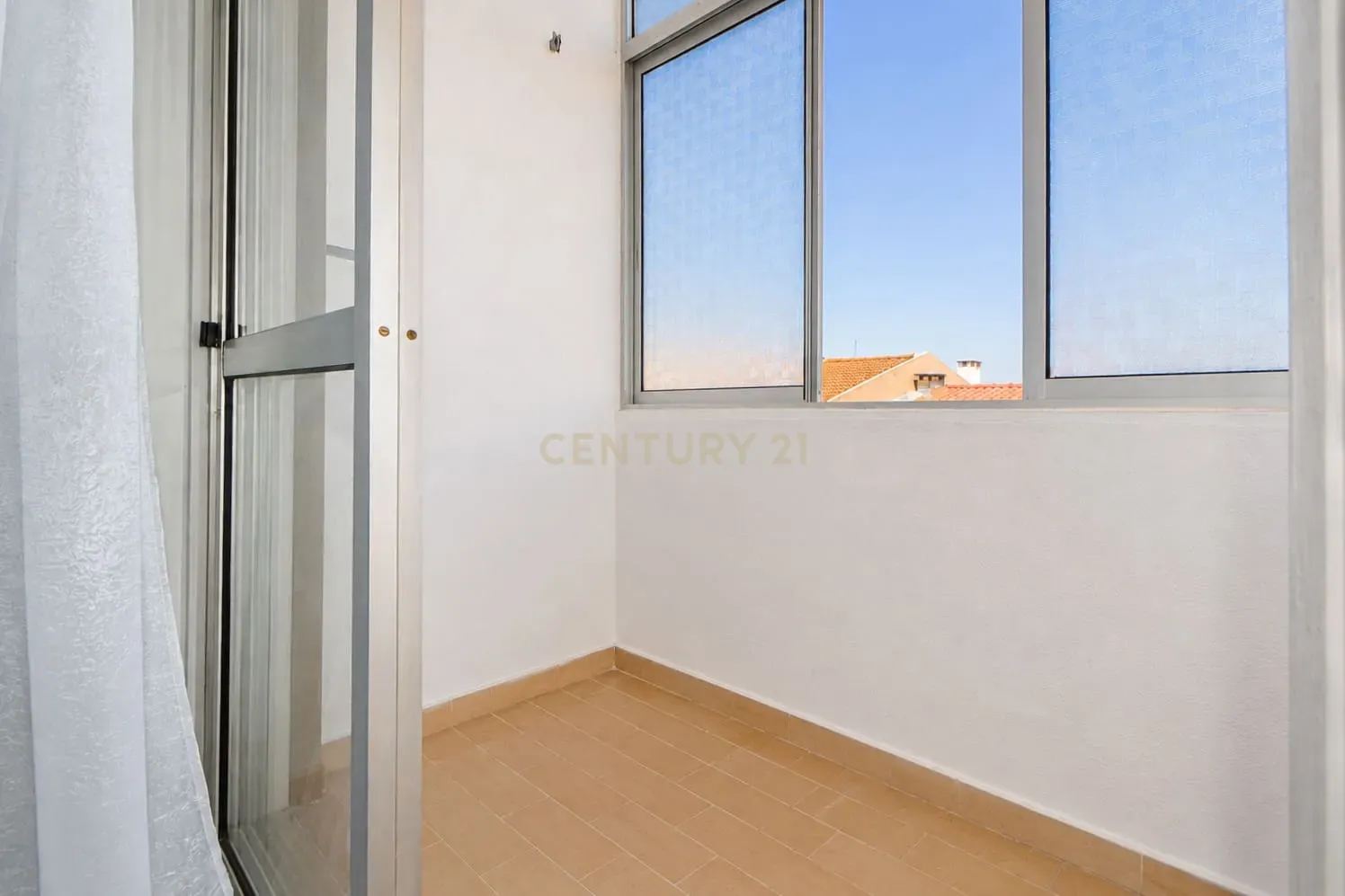 Fotografia 6 de Apartamento T2 semi-renovado com 2 marquises e muita luminosidade no Bairro Afonso Costa | Praceta Dom Paio Peres Correia, Setúbal