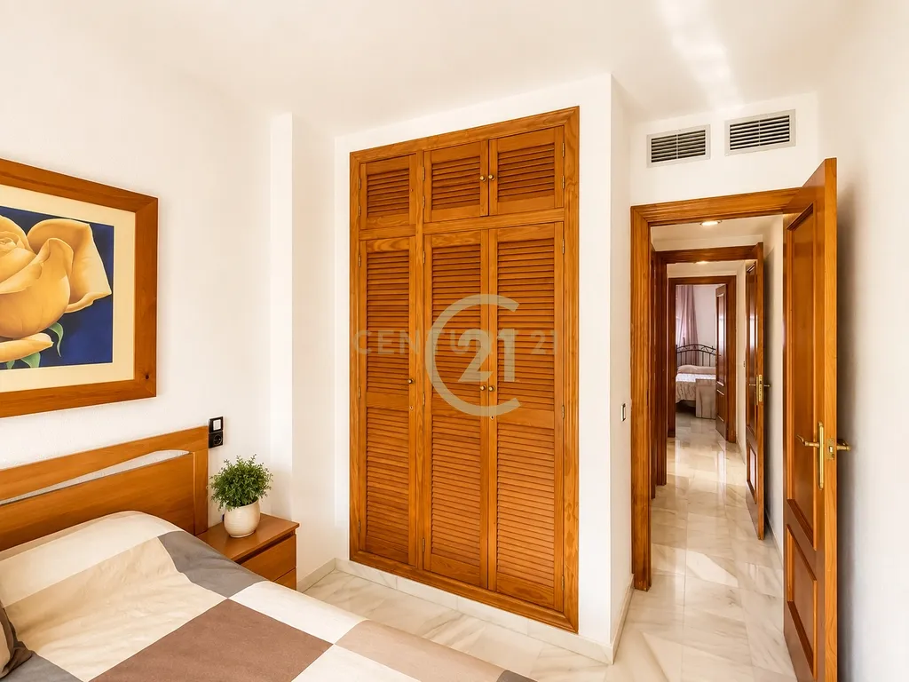 Apartamento Luminoso com Terraço e Garagem a 400 Metros da Praia em Fuengirola - Image 13